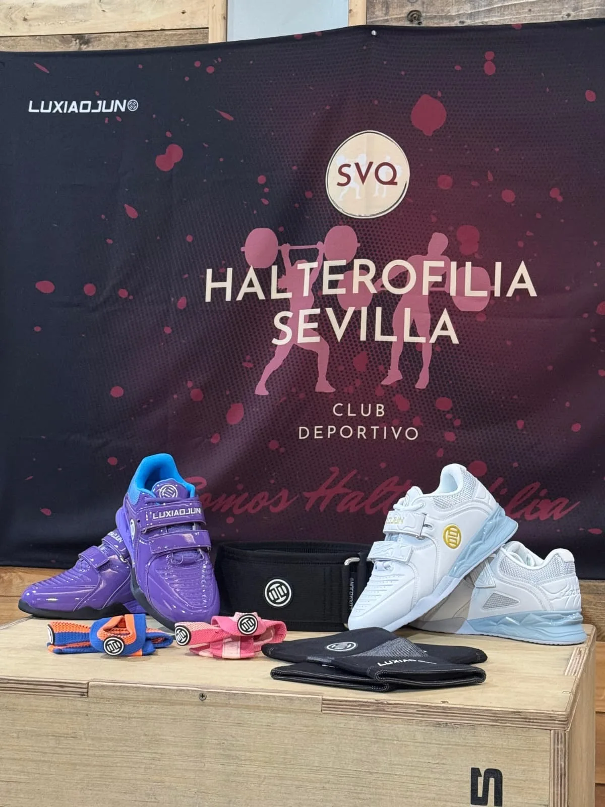Material LUXIAOJUN con zapatillas, cinturones y accesorios del club