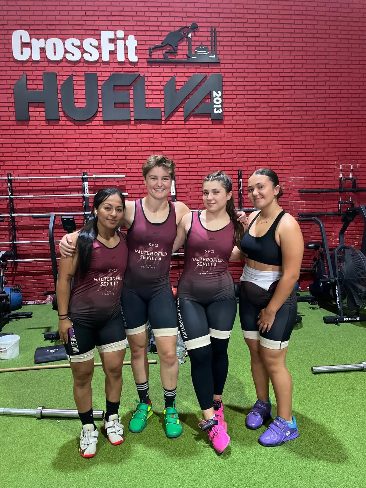Equipo posando en la sala de entrenamiento